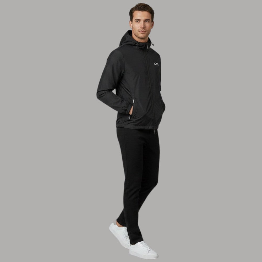 Giacca estiva nera con cappuccio e zip, tasche laterali, vista laterale.