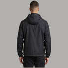 Giacca estiva nera con cappuccio, zip frontale, vista posteriore.