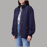 Giacca impermeabile blu con zip frontale e maxi tasche, polsini elasticizzati