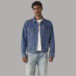 Giacca jeans Levi's Trucker in denim blu, chiusura bottoni, colletto e due tasche.