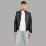 Giacca biker in ecopelle nera con zip frontale e colletto alto