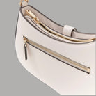 Guess Borsa a Spalla Carrie in Similpelle con Logo e Zip dorata - Prodotti di Classe
