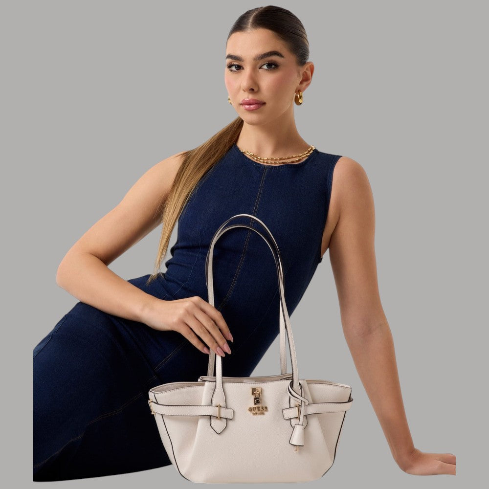 Guess Borsa a Spalla Yesba in Saffiano con Metalleria Dorata - Prodotti di Classe