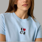 T-shirt Guess GJ celeste scollo rotondo con stampa “I ♥ GJ”