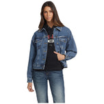 Giacca trucker oversize in denim blu con chiusura a bottoni e colletto, tasche frontali
