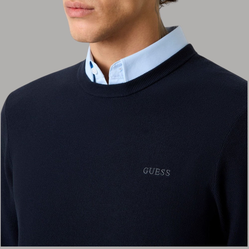 Maglione uomo Guess blu scuro con logo ricamato sul petto e collo a coste