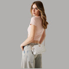 Borsa mini tracolla Guess Noelle crema con tracolla a catena dorata e zip