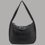 Borsa hobo nera in pelle con logo triangolare frontale e manici lunghi