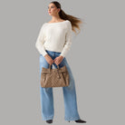 Guess borsa a mano Yesba latte con tracolla e logo dorato - Prodotti di Classe