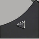 Guess borsa a spalla Arnela, finitura lucida, simil pelle elegante - Prodotti di Classe