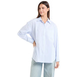 Camicia azzurra a righe con colletto e maniche lunghe, bottoni frontali