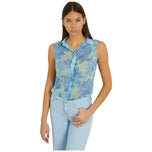 Camicia smanicata Guess Clouis a fiori blu-azzurro, colletto e bottoni.