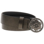 Cintura Guess bronzo con fibbia tonda piatta in metallo e passante rettangolare.