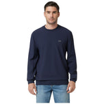 Felpa tecnica stretch blu scuro con girocollo e logo frontale.