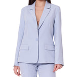 Giacca blazer celeste con rever a punta e due tasche con patta