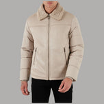 Giacca eco-montone beige con zip frontale, colletto in pile e tasche laterali.