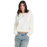 Maglione bianco a trecce, girocollo e maniche lunghe con bordi a coste.