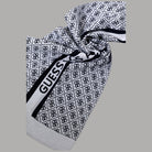 Sciarpa bianca da donna annodata con motivo 4G e banda logo GUESS nera