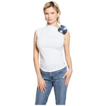 Top bianco senza maniche con scollo alto e fiore decorativo sulla spalla