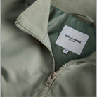 Giacca bomber: etichetta interna e zip frontale con bordo a costine, verde