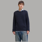 Maglione a coste blu scuro con girocollo a costine e maniche lunghe.