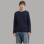 Maglione a coste blu scuro con girocollo a costine e maniche lunghe.