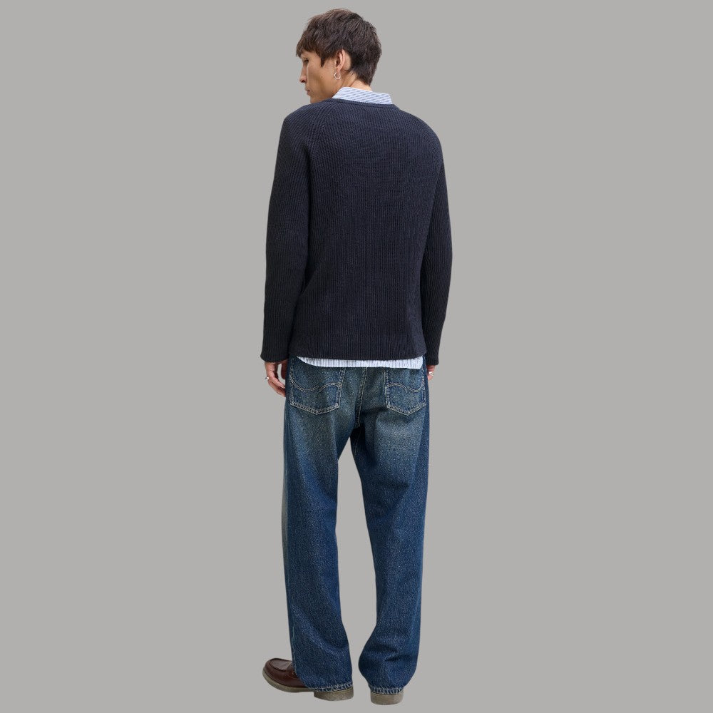Maglione a coste blu scuro con girocollo e maniche lunghe, vista posteriore.