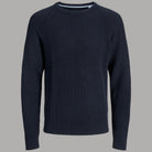 Maglione a coste blu scuro con girocollo e maniche lunghe, vista frontale.