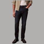 Jeans uomo Calvin Klein slim tapered blu indaco vintage, gamba affusolata.