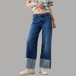 Jeans blu con orlo risvoltato e gamba larga, vita media e tasche davanti