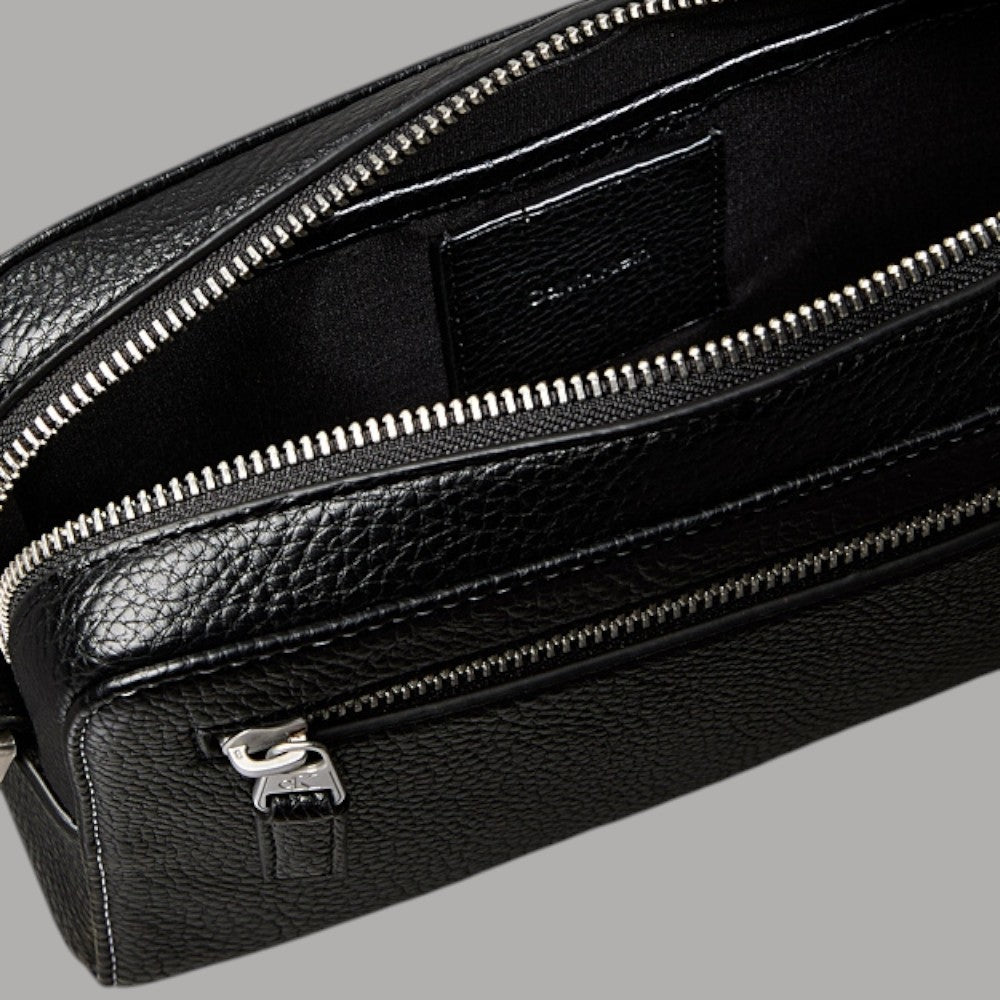 Pochette Calvin Klein nera in pelle con logo signature, cinturino da polso rimovibile