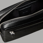 Pochette Calvin Klein nera in pelle con logo signature, cinturino da polso rimovibile