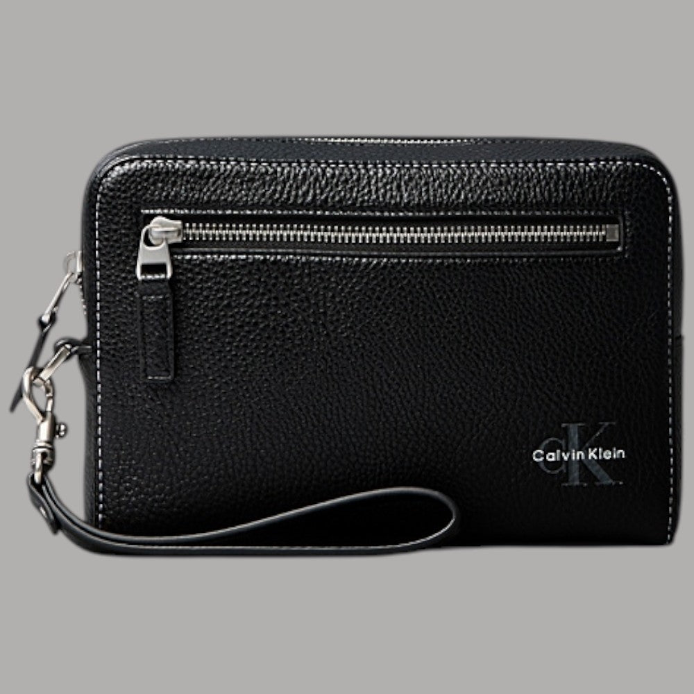 Pochette Calvin Klein nera con logo signature, cinturino da polso rimovibile, texture saffiano