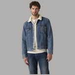 Giacca Levi's Trucker in denim blu con fodera sherpa crema e colletto in montone.