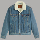 Giacca Levi's Trucker in denim blu con colletto sherpa crema e patta con bottoni.