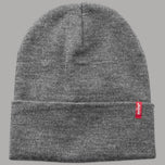 Cappello berretto in maglia grigia, bordo ripiegato e logo Levi's rosso.