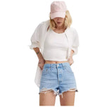 Pantaloncini Levi’s in denim blu chiaro con orlo sfrangiato e chiusura a bottoni