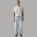 Jeans baggy oversize in denim blu chiaro, gamba ampia e vita con passanti