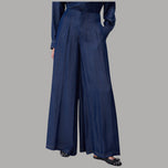 Jeans blu super flare a vita alta con pieghe frontali e gamba molto ampia.