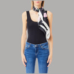 Foulard nero zebrato 90x90 con fiori rosa, indossato al collo