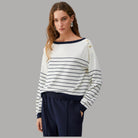 Maglia a righe bianca e blu con collo a contrasto e maniche lunghe