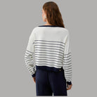 Maglia a righe bianca e blu con motivo a righe orizzontali sul retro