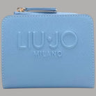 Portafoglio piccolo donna in saffiano azzurro con logo in rilievo e chiusura zip