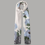 Stola denim a fondo chiaro con stampa floreale e animalier, bordo frangiato.