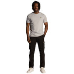 Pantalone cargo nero con tasche laterali e passanti, gamba dritta