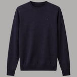 Maglione pullover blu scuro con scollo rotondo e logo ricamato sul petto