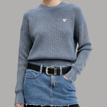 Maglione azzurro girocollo a coste con logo triangolo piccolo.