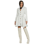 Cappotto avorio con cintura in vita e bottoni frontali, scollo a revers