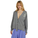 Cardigan grigio scollo a V con bottoni e grande applicazione gioiello sul petto