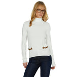 Maglia a collo alto in maglia latte, maniche lunghe, piccole applicazioni marroni